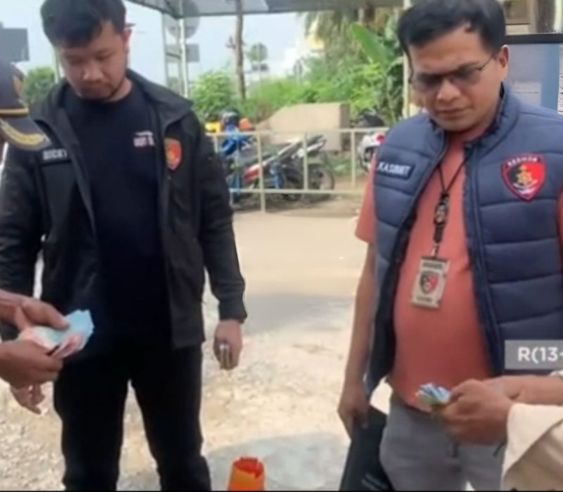 Preman Parkir Berkedok Resmi di Bandara Soetta Diciduk! Karcis Palsu dan Uang Ratusan Ribu Disita Polisi 1 Barang bukti karcis palsu dan uang hasil pungli parkir di Bandara Soekarno-Hatta