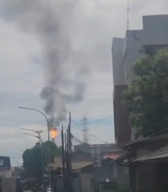 
"Asap Hitam Menyelimuti Rawa Arum dan Gerem!"
Flaring PT LCI Berhari-hari, Warga Teriak Minta Jawaban
“Pak Wali, Ini Dianggap Biasa Saja?!” – Husen Saidan, Ketua Gappura Banten