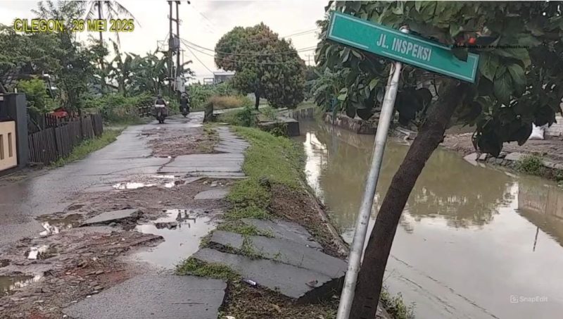 Kondisi jalan inspeksi Kadipaten Cilegon yang rusak parah dan berlubang