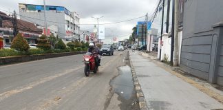 Jalan protokol di Cilegon kotor karena truk proyek Kantor Dinas Perpustakaan