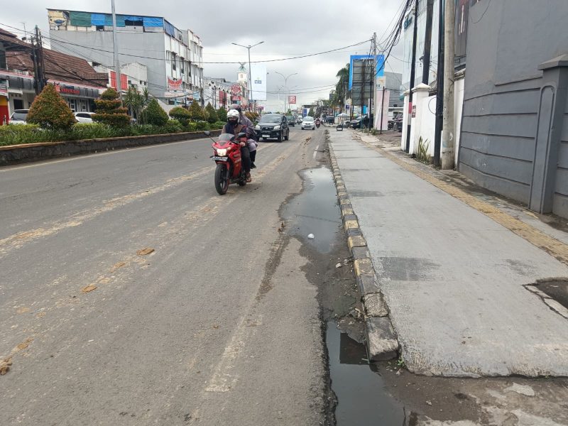 Jalan protokol di Cilegon kotor karena truk proyek Kantor Dinas Perpustakaan