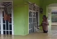 Banjir merendam rumah warga di Desa Cikayas, Kecamatan Angsana, Pandeglang