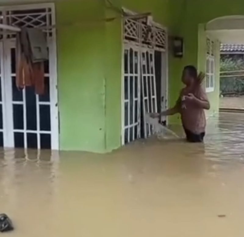 Banjir merendam rumah warga di Desa Cikayas, Kecamatan Angsana, Pandeglang