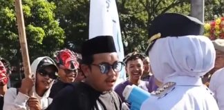 Puluhan mahasiswa Himpunan Mahasiswa Seirang (Hamas) menggelar aksi demo di depan Pendopo Bupati Seirang usai pelantikan Ratu Zakiyah, menuntut solusi pengangguran dan realisasi program hibah BHPRD