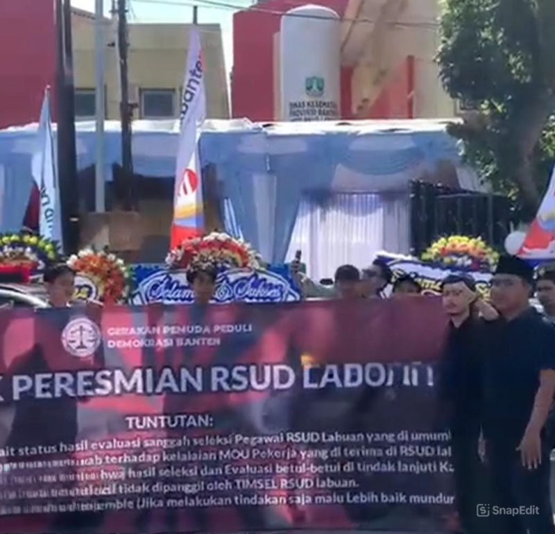 Aksi demo warga saat peresmian RSU Labuan di Banten