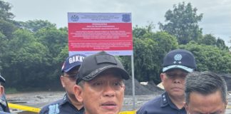 Petugas KLH menyegel instalasi pengolahan air limbah (IPAL) PT Biporin Agung Cikupa yang mencemari Sungai Cirarab dengan limbah berwarna ungu