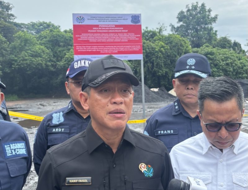 Petugas KLH menyegel instalasi pengolahan air limbah (IPAL) PT Biporin Agung Cikupa yang mencemari Sungai Cirarab dengan limbah berwarna ungu