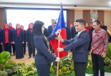 Ketua YJI Banten Fitron Nur Ikhsan dilantik oleh Annisa Pohan Yudhoyono di Gedung DPRD Banten