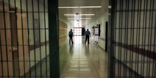 Razia Besar-besaran! Ribuan Ponsel dan Sajam Disita dari Lapas, 612 Napi Berisiko Tinggi Dikirim ke Nusakambangan 1 Barang sitaan razia lapas: ponsel dan sajam