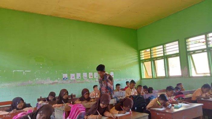 guru SD dipecat, korupsi bantuan, Pulau Kangean, honorer Sumenep, LSM, pemecatan sepihak