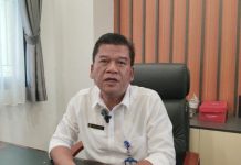 Pegawai Disdukcapil Kabupaten Tangerang melayani warga di kantor kecamatan