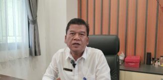 Pegawai Disdukcapil Kabupaten Tangerang melayani warga di kantor kecamatan