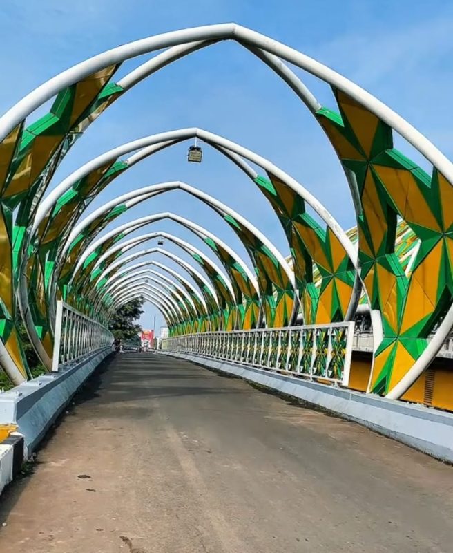 Jembatan Bogeg Serang dengan ornamen batik Banten