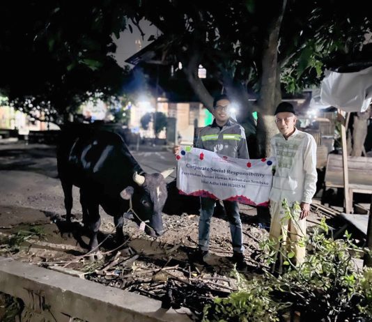 Penyerahan bantuan sapi kurban dan beras dari PT LCI kepada warga Gerem Raya