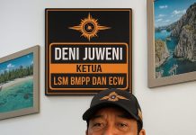 Deni Juweni, Ketua LSM BMPP dan ECW, duduk di kantor dengan papan nama resmi, menyerukan integritas dalam PPDB Cilegon 2025