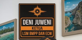 Deni Juweni, Ketua LSM BMPP dan ECW, duduk di kantor dengan papan nama resmi, menyerukan integritas dalam PPDB Cilegon 2025