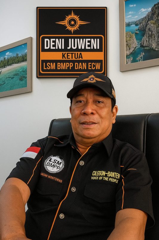 Deni Juweni, Ketua LSM BMPP dan ECW, duduk di kantor dengan papan nama resmi, menyerukan integritas dalam PPDB Cilegon 2025