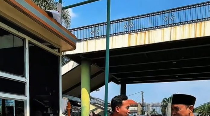 Wali Kota Cilegon Robinsar saat sidak Masjid Agung, menegaskan infak parkir tidak boleh dipaksakan