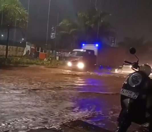 Banjir merendam kawasan Sukajadi dan Lingkar Selatan PCI Cilegon setelah diguyur hujan deras disertai petir dan guntur.