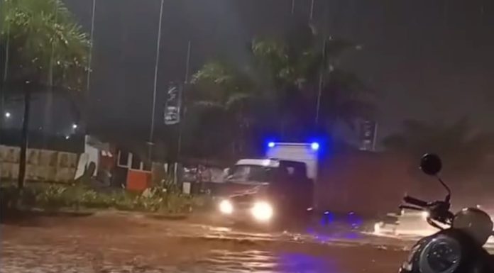 Banjir merendam kawasan Sukajadi dan Lingkar Selatan PCI Cilegon setelah diguyur hujan deras disertai petir dan guntur.