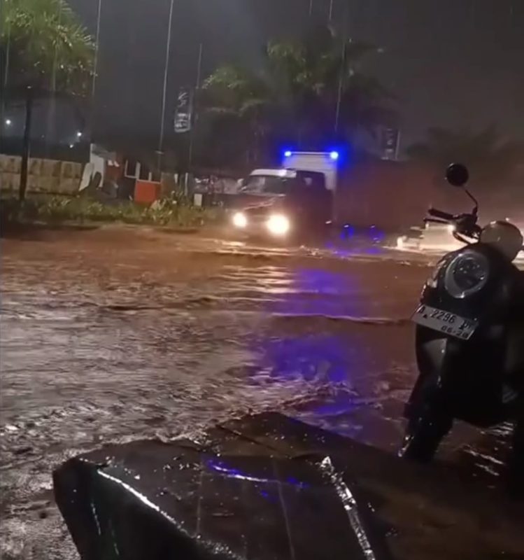 Banjir merendam kawasan Sukajadi dan Lingkar Selatan PCI Cilegon setelah diguyur hujan deras disertai petir dan guntur.