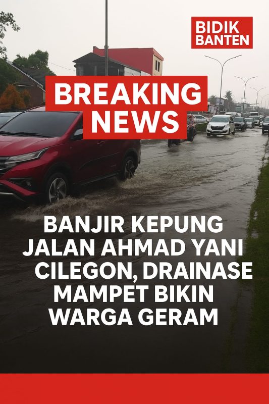 Mobil dan motor melintasi genangan banjir di Jalan Ahmad Yani Cilegon akibat drainase mampet