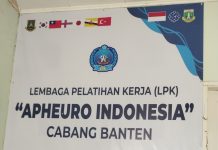 Kepala Cabang LPK Apheuro Indonesia Cilegon Agus Surahmat SH MH di ruang kerjanya