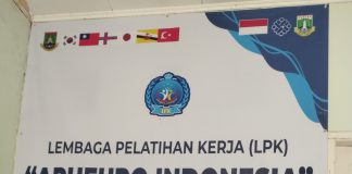 Kepala Cabang LPK Apheuro Indonesia Cilegon Agus Surahmat SH MH di ruang kerjanya