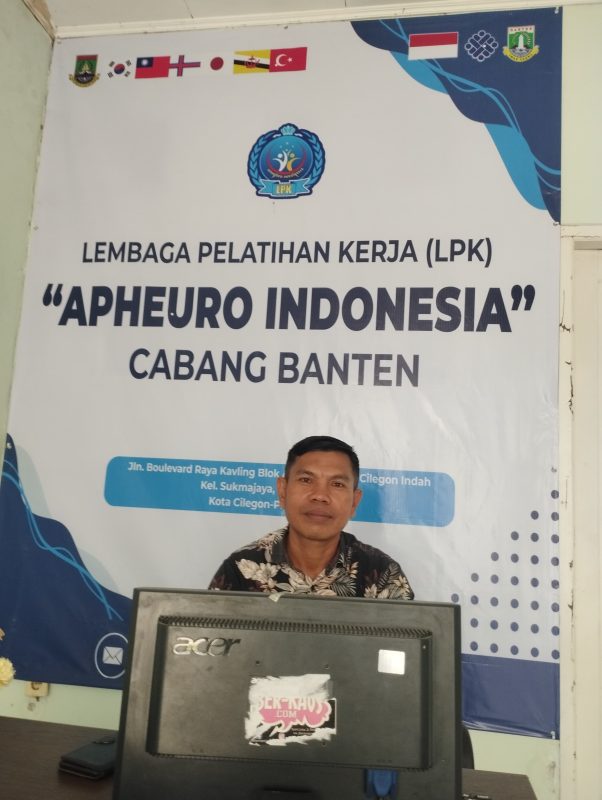 Kepala Cabang LPK Apheuro Indonesia Cilegon Agus Surahmat SH MH di ruang kerjanya
