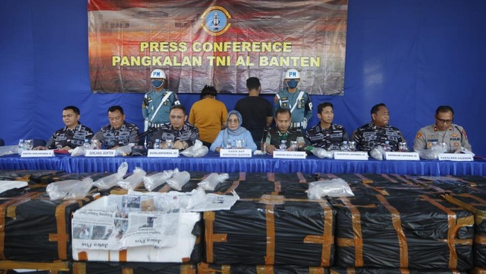 Aksi Nekat di Merak! Suami Istri Selundupkan 199 Ribu Baby Lobster Senilai Rp 30 Miliar, Digagalkan TNI AL 1 Petugas TNI AL gagalkan penyelundupan baby lobster di Pelabuhan Merak