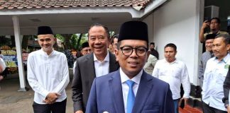 Gubernur Banten Andra Soni saat memberikan pernyataan soal proses seleksi calon Sekda Banten di Gedung DPRD Banten, Selasa 4 Juni 2025