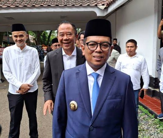 Gubernur Banten Andra Soni saat memberikan pernyataan soal proses seleksi calon Sekda Banten di Gedung DPRD Banten, Selasa 4 Juni 2025