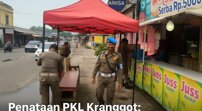 Dua petugas Satpol PP Cilegon berjaga di bawah tenda merah di trotoar Pasar Kranggot, berdiri di dekat warung minuman jus.