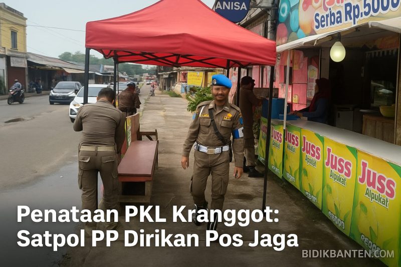 Dua petugas Satpol PP Cilegon berjaga di bawah tenda merah di trotoar Pasar Kranggot, berdiri di dekat warung minuman jus.