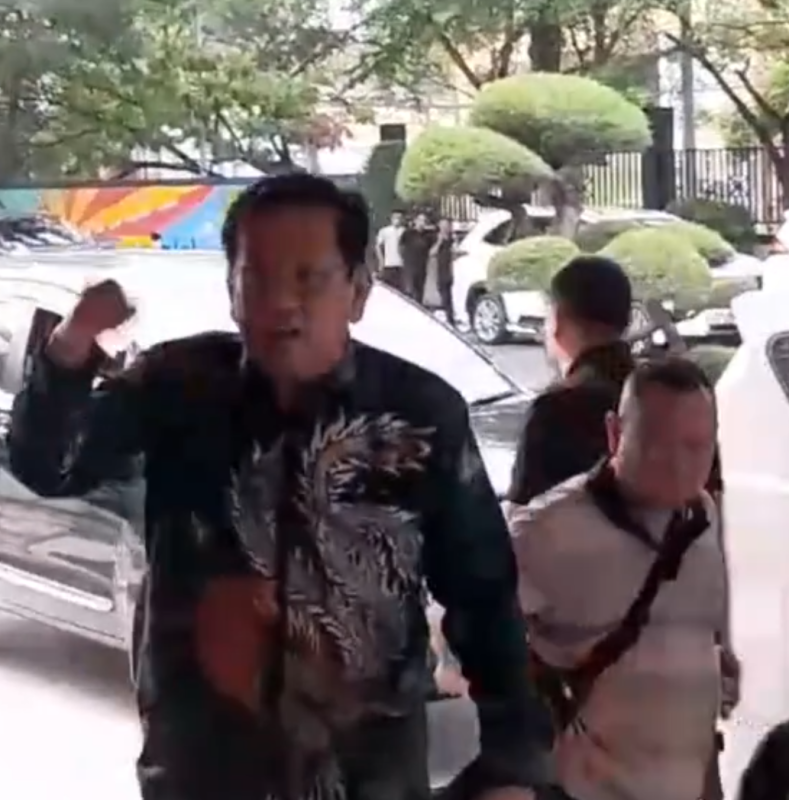 Ketua ECW Tanggapi Ancaman Keluarga Pemilik Apotek Gamma: "Ini Negara Hukum, Bukan Negara Preman!" 2 Screenshot 2025 07 15 23 29 02 674 com.miui .videoplayer