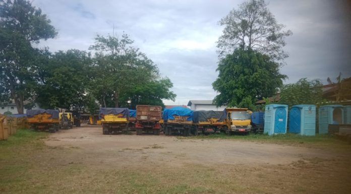 Belasan Truk Berisi Sampah DLH Serang Mangkrak Hampir Sebulan, Kepala Dinas Pilih Bungkam IMG 20251102 WA0015