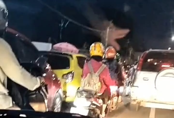 Jalan Umum Disulap Jadi Parkiran, Warga Minta Dishub dan Polisi Tertibkan Parkir Liar di Cilegon 1 IMG 20260110 WA0001