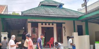 Warisan Pejuang Tak Pernah Mati: Anak Cucu Veteran di Ciracas Bersihkan Musholah Sambut Ramadhan